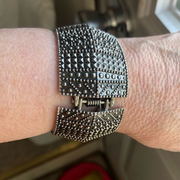 Silver tone texture design bracelet Sz 7.5 - Picture 8 of 10